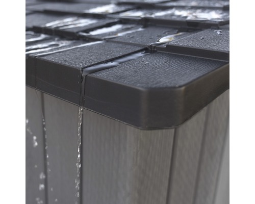 Detailansicht eines Gerätehauses mit ablaufendem Wasser von Dach und Wand