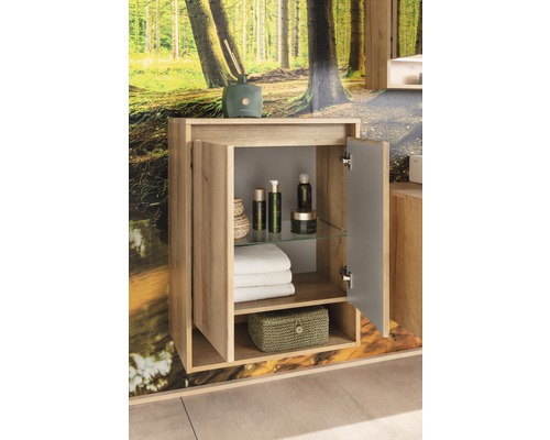 Meuble bas suspendu ouvert dans une salle de bain avec serviettes et produits cosmétiques