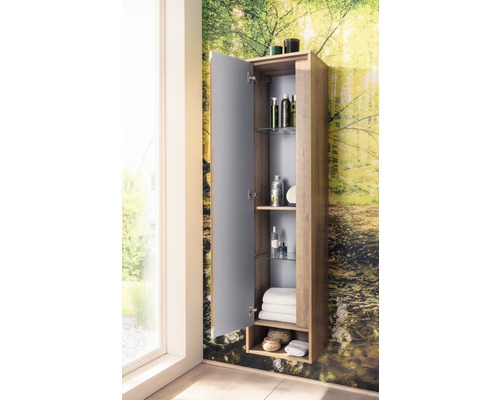 Armoire haute avec porte ouverte et plusieurs étagères pour rangement de salle de bain