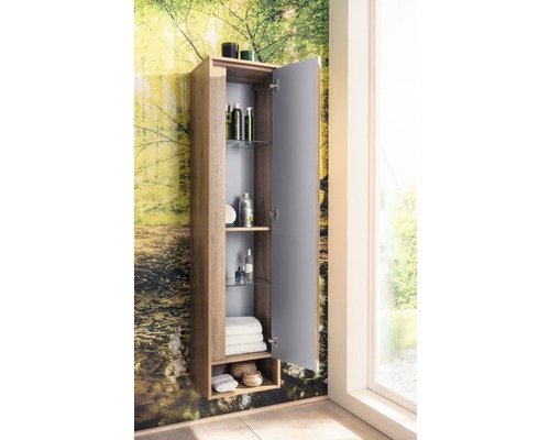 Armoire de salle de bains ouverte avec étagères en verre pour ranger les articles de toilette et les serviettes.