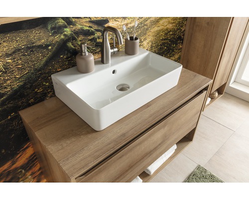 Salle de bain avec lavabo à poser et meuble sous-vasque aspect bois