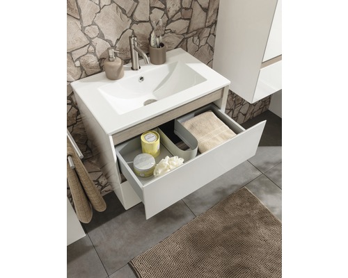Badezimmer mit Waschtischunterschrank, Waschbecken und geöffneter Schublade