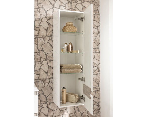 Armoire de salle de bain ouverte avec étagères en verre pour ranger les serviettes et les articles de toilette