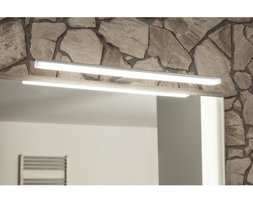Badezimmer mit Spiegelschrank und LED-Leuchte