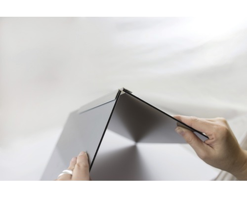 Profilé panneau mural douche angle pour Decodesign intérieur argent longueur 210 cm Démonstration du montage d''un raccord d''angle.