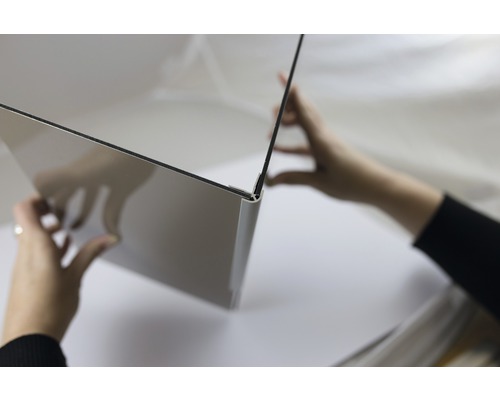 Profilé panneau mural douche angle pour Decodesign extérieur argent longueur 210 cm Une personne assemble un panneau composite en aluminium avec un profilé