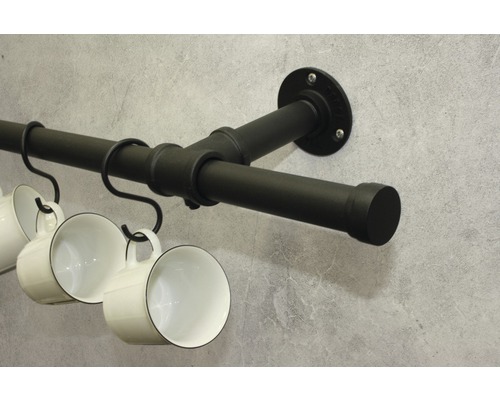 Schwarzer Rohrständer mit Haken zum Aufhängen von Tassen