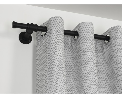 Gardinenstange aus Metall mit Vorhang