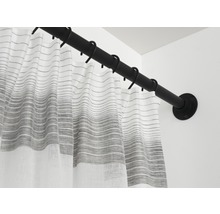 Tringle de rideau de douche avec rideau et anneaux sur un mur de salle de bain