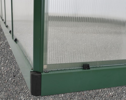 Detailansicht eines Gewächshauses mit Fundamentrahmen und Polycarbonatplatten