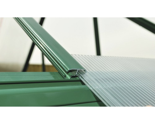 Gros plan sur une structure de serre avec une plaque en polycarbonate