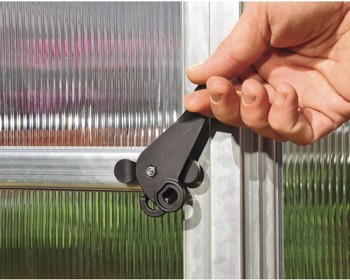 Nahaufnahme eines schwarzen Gewächshaus-Türverschlusses in einem Gewächshaus