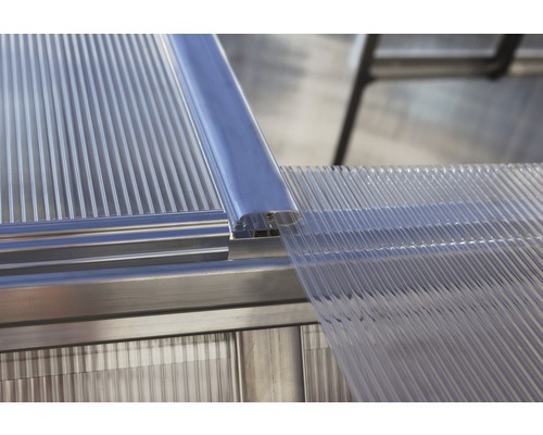 Detailansicht einer transparenten Doppelstegplatte mit Aluminiumprofil für ein Gewächshaus