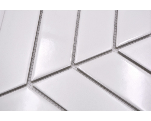Detailansicht von weißen Mosaikfliesen in länglicher Rautenform