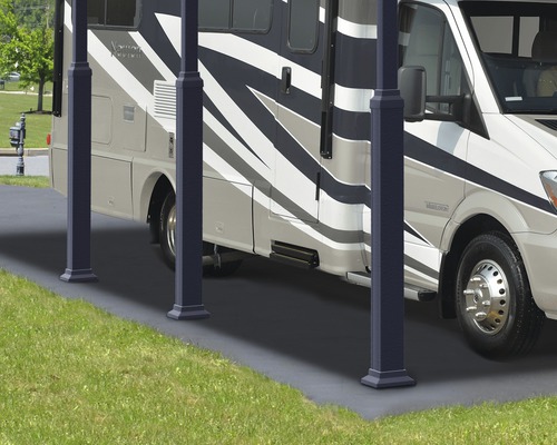 Wohnmobil unter einem Carport mit Pfosten