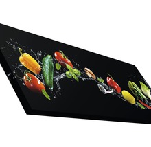 Gemüse und Kräuter auf Küchenrückwand