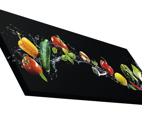 Gemüse und Kräuter auf Küchenrückwand