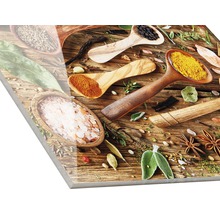 Panneau décoratif avec épices et herbes aromatiques dans des cuillères en bois