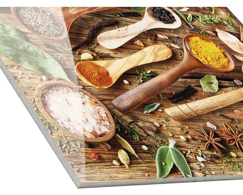 Panneau décoratif avec épices et herbes aromatiques dans des cuillères en bois