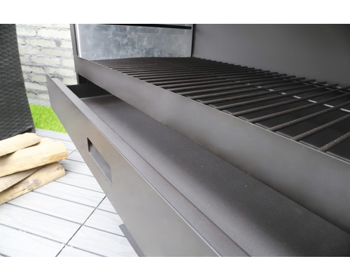 Detailaufnahme eines Grills mit Grillrost und Holzlagerfach