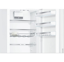 Innenraum eines Kühlschranks mit Regalen, Flaschenhalter, Eierablage und Energieeffizienzklasse A plus plus plus.