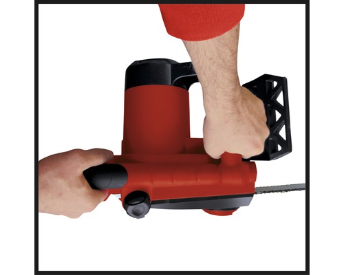 Bediener hält eine rote Astsäge fest