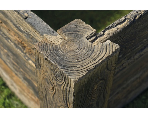 Vue détaillée d''un potager surélevé en béton avec une structure en bois