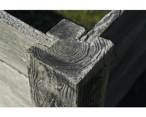 Vue détaillée d''un poteau de clôture avec structure en bois