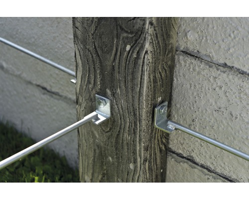 Gros plan d''un poteau de clôture avec fixation de traverse