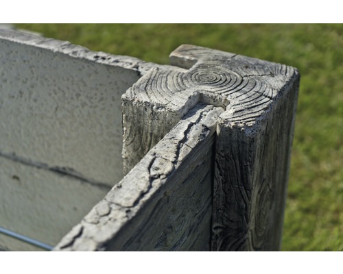 Vue détaillée d''un angle de jardinière en béton avec une structure en bois