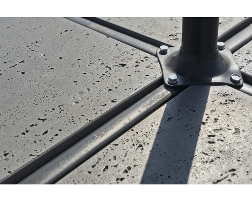 Detailaufnahme einer Terrassenkonstruktion mit Metallgestell und Schrauben