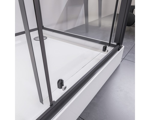 Vue détaillée d''une cabine de douche avec cadre et receveur