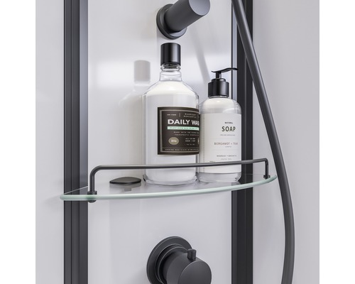 Étagère en verre avec deux récipients pour les produits de soins de la douche dans une cabine de douche.
