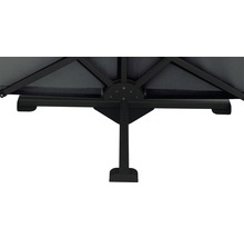 Detailaufnahme des Standfußes eines Sonnenschirms