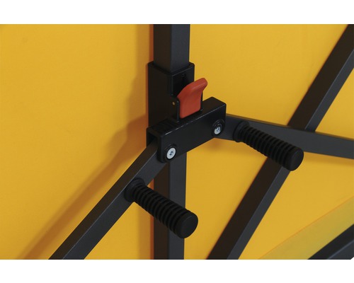 Detailansicht einer Klimmzugstange mit Verriegelungsmechanismus