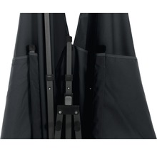 Detailansicht eines Pavillons mit Rahmen und Taschen