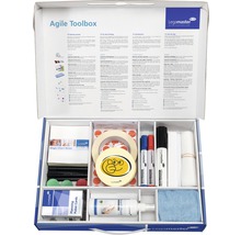Legamaster Agile Toolbox geöffnet mit diversen Büroartikeln wie Markern, Notizen und Reinigungsmittel