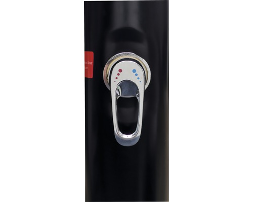 Nahaufnahme einer Aussendusche mit Metallarmatur