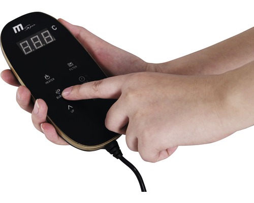 Une main actionne le panneau de commande d''un spa gonflable.