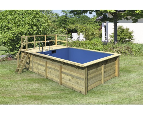 Holzpool mit Leiter und Terrasse im Garten.