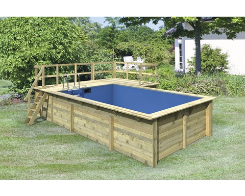 Piscine hors sol en bois avec échelle dans le jardin