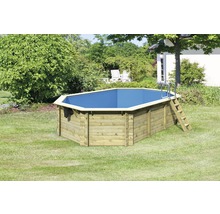 Piscine en bois avec échelle dans le jardin