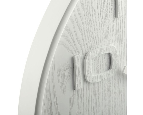 Vue détaillée d''une horloge murale en bois