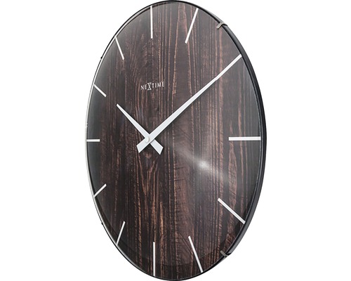 Wanduhr mit Holzoptik und weißen Zeigern