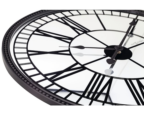 Wanduhr mit römischen Ziffern und filigranem Zeigerwerk