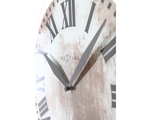 Nahaufnahme einer Wanduhr mit römischen Ziffern und dem Nextime Logo.