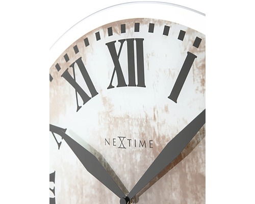 Detailansicht einer Wanduhr mit römischen Ziffern und dem Nextime Logo