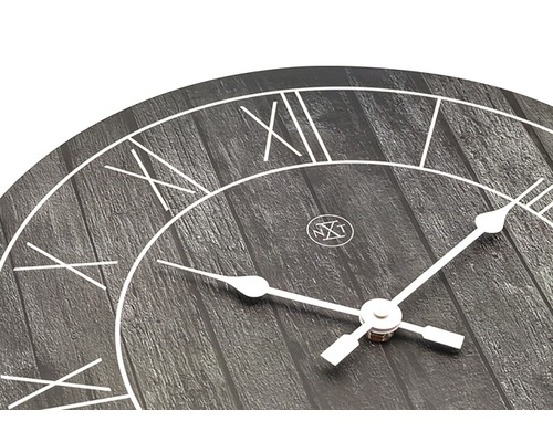 Detailansicht einer Wanduhr mit römischen Ziffern und Holzstruktur