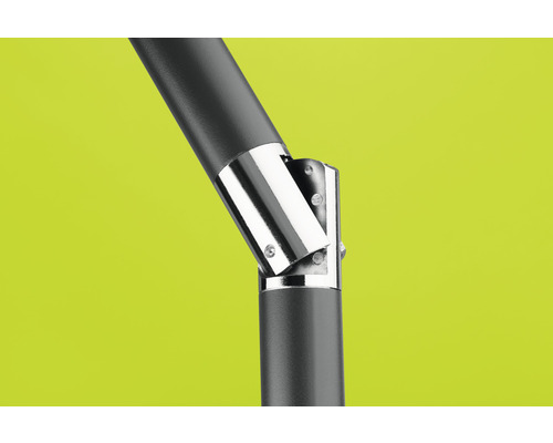 Detailansicht eines Sonnenschirms mit verstellbarem Gelenk