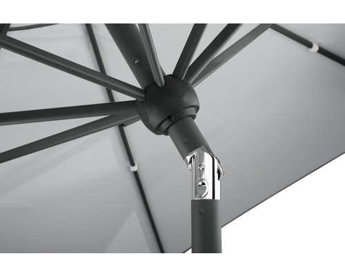 Detailansicht eines Sonnenschirms mit Streben und Mast